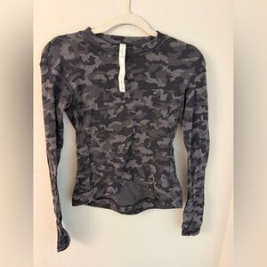 Lululemon Camo Top Sweatshirt Women’s Size 4 Black Long Sleeve High Low Pocket